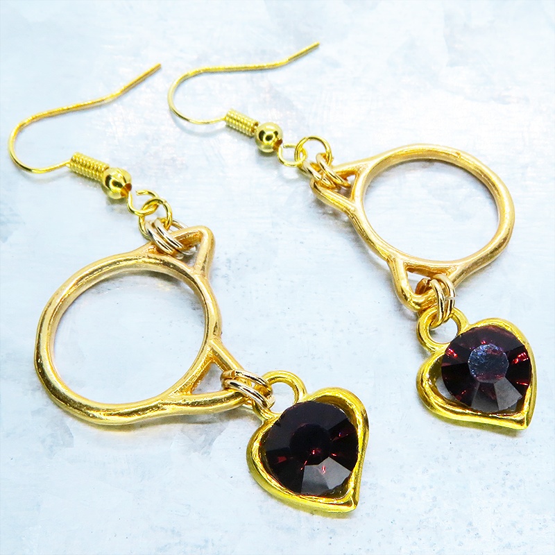 ゴールドカラー 猫フェイスフレームにクリスタルハート(ガーネット)をつりさげた大人可愛いピアス サージカル可