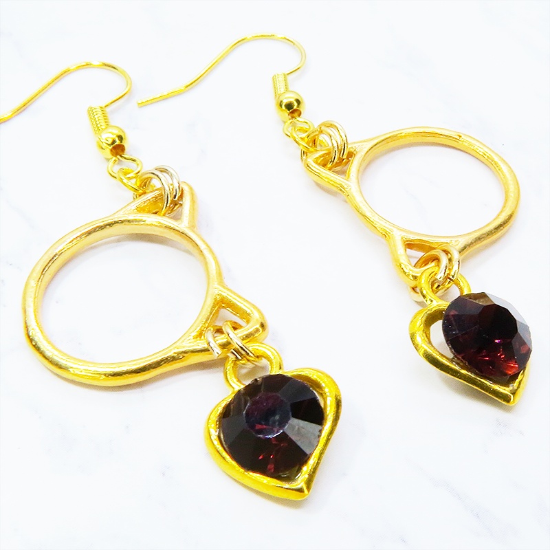 ゴールドカラー 猫フェイスフレームにクリスタルハート(ガーネット)をつりさげた大人可愛いピアス サージカル可