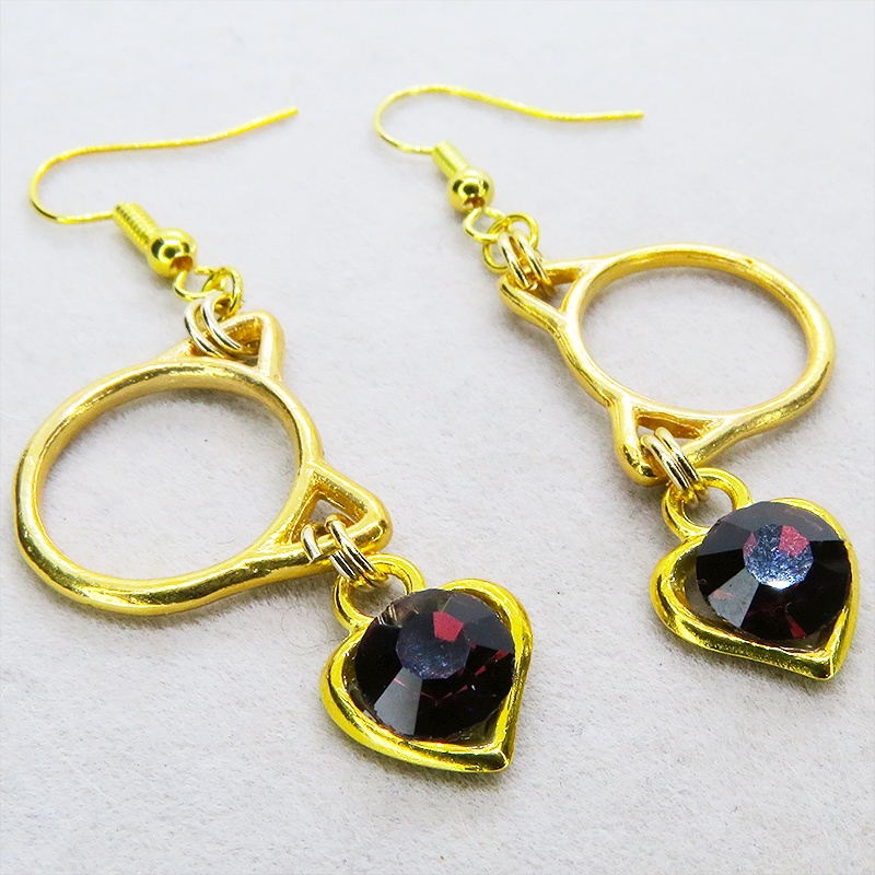 ゴールドカラー 猫フェイスフレームにクリスタルハート(ガーネット)をつりさげた大人可愛いピアス サージカル可
