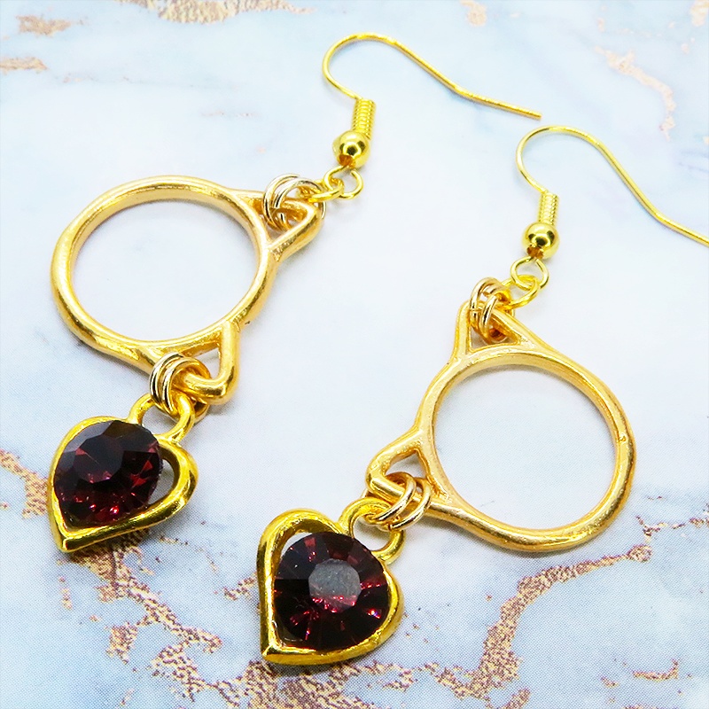 ゴールドカラー 猫フェイスフレームにクリスタルハート(ガーネット)をつりさげた大人可愛いピアス サージカル可