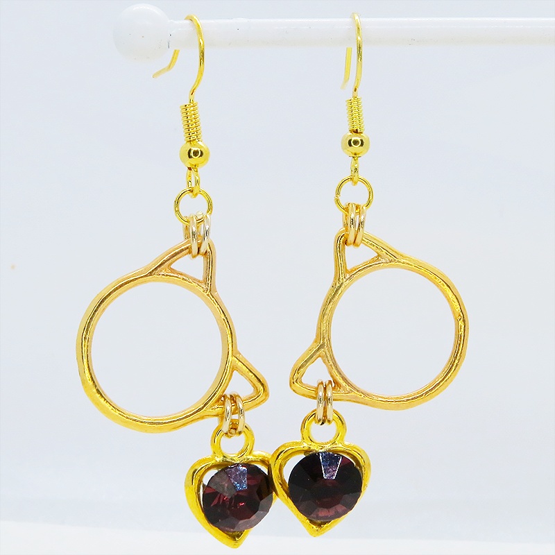 ゴールドカラー 猫フェイスフレームにクリスタルハート(ガーネット)をつりさげた大人可愛いピアス サージカル可