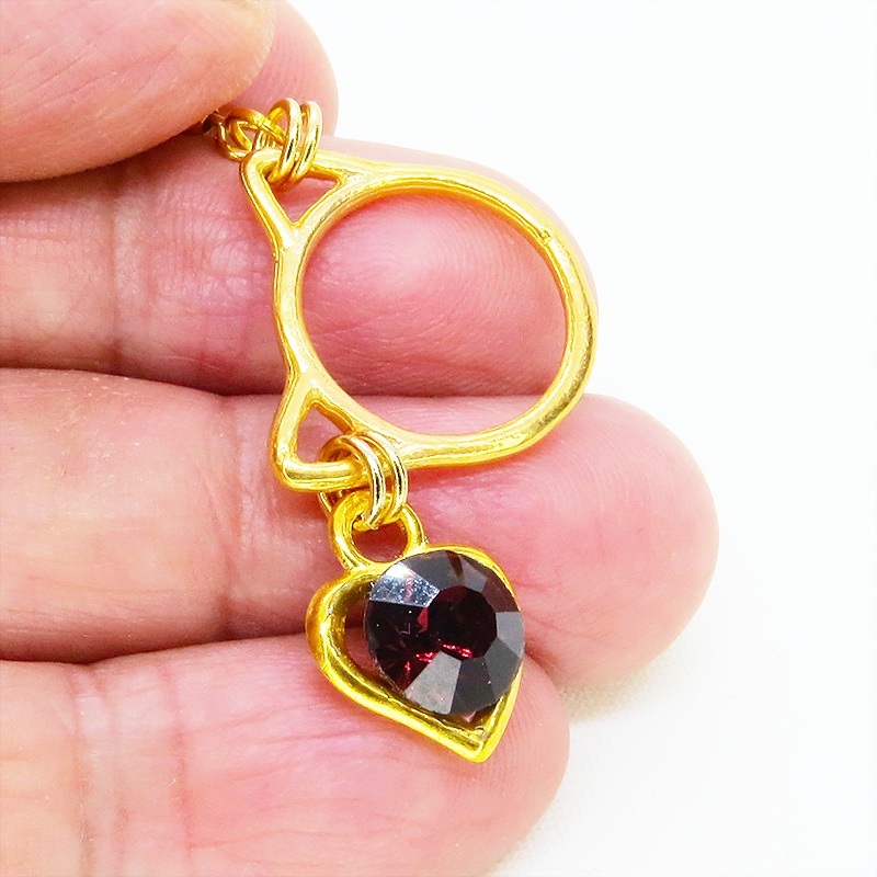 ゴールドカラー 猫フェイスフレームにクリスタルハート(ガーネット)をつりさげた大人可愛いピアス サージカル可