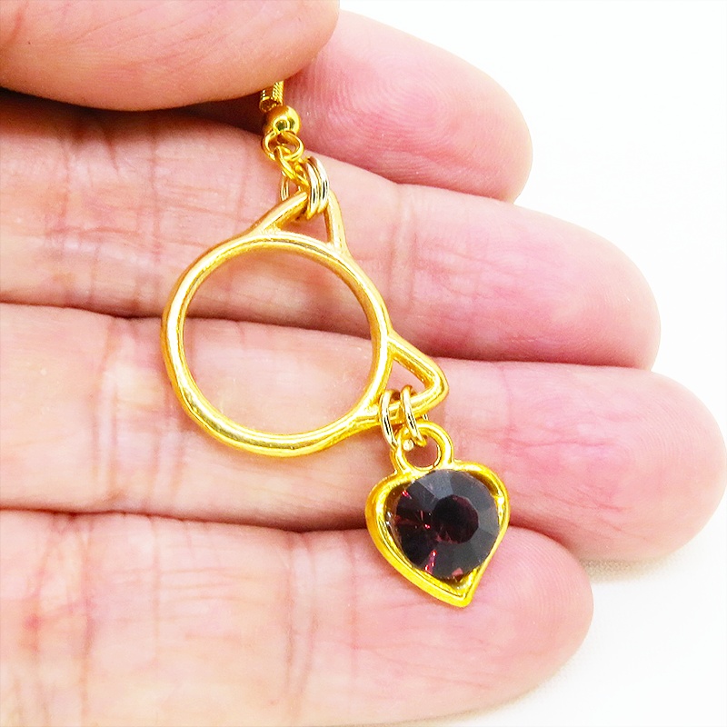ゴールドカラー 猫フェイスフレームにクリスタルハート(ガーネット)をつりさげた大人可愛いピアス サージカル可