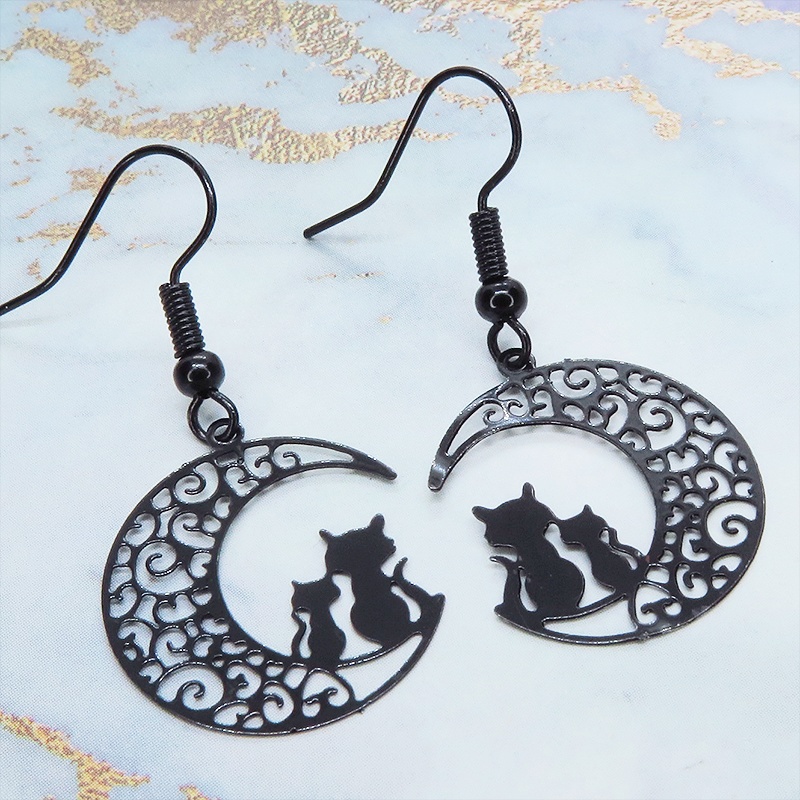 アラベスク調の透かし模様の三日月と親子猫のシルエットモチーフのゴシック風ブラックピアス イヤリング