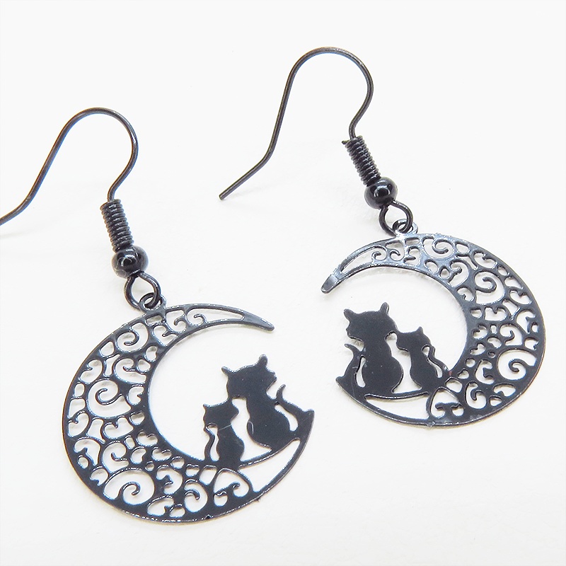 アラベスク調の透かし模様の三日月と親子猫のシルエットモチーフのゴシック風ブラックピアス イヤリング