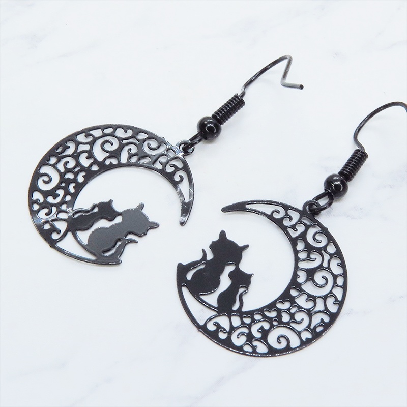 アラベスク調の透かし模様の三日月と親子猫のシルエットモチーフのゴシック風ブラックピアス イヤリング