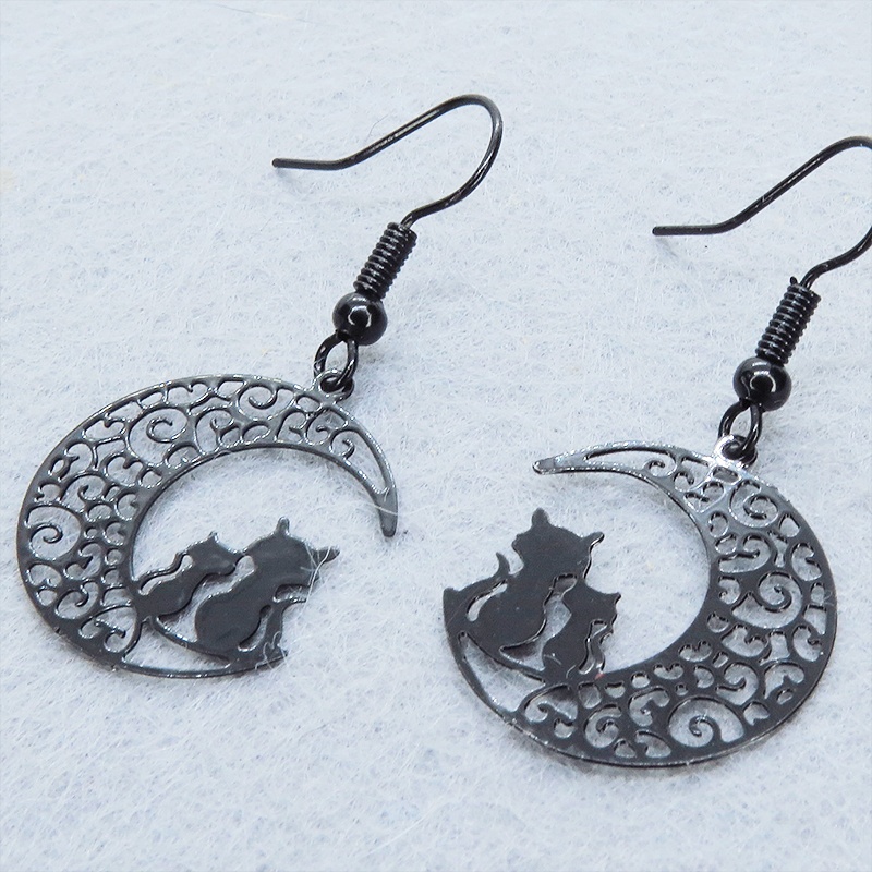 アラベスク調の透かし模様の三日月と親子猫のシルエットモチーフのゴシック風ブラックピアス イヤリング
