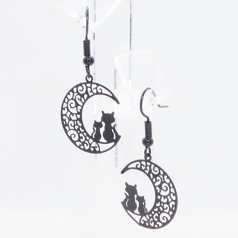 アラベスク調の透かし模様の三日月と親子猫のシルエットモチーフのゴシック風ブラックピアス イヤリング