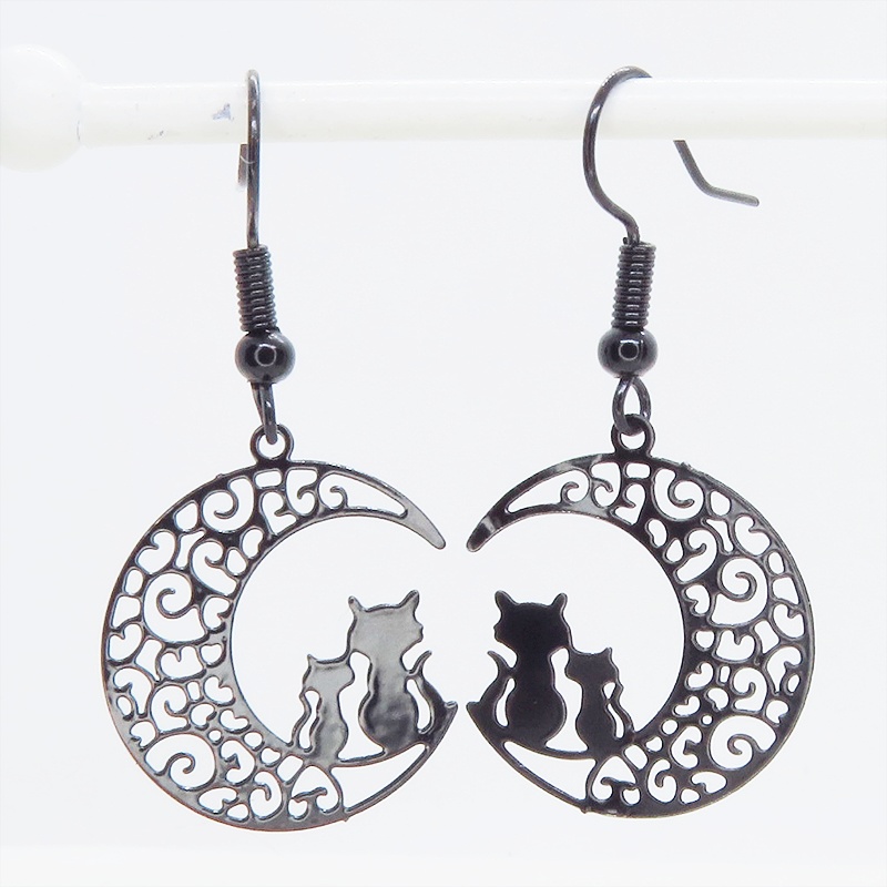 アラベスク調の透かし模様の三日月と親子猫のシルエットモチーフのゴシック風ブラックピアス イヤリング