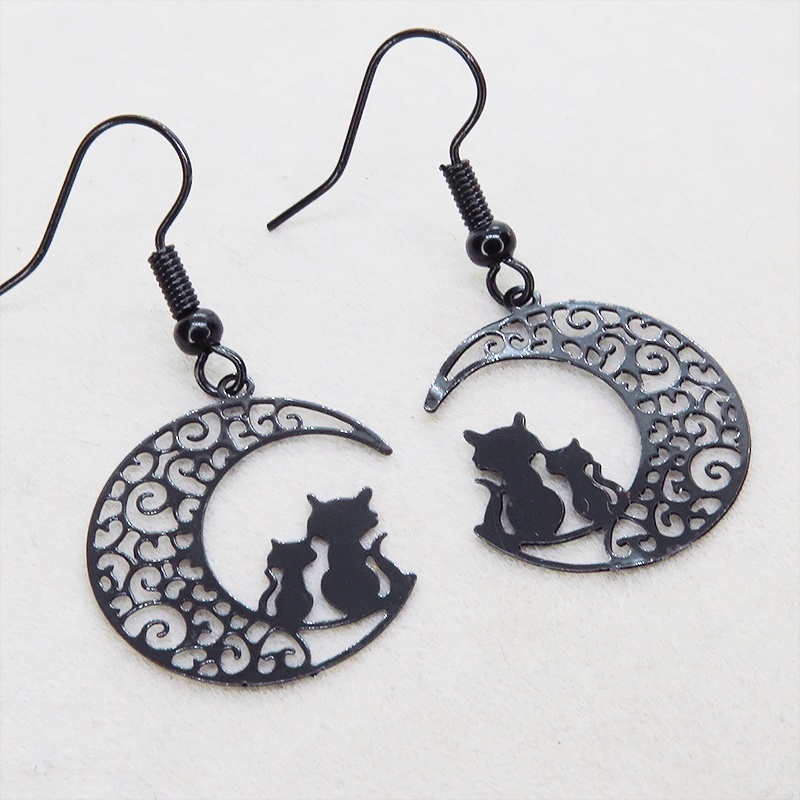 アラベスク調の透かし模様の三日月と親子猫のシルエットモチーフのゴシック風ブラックピアス イヤリング