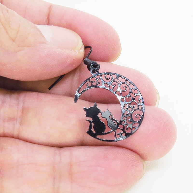 アラベスク調の透かし模様の三日月と親子猫のシルエットモチーフのゴシック風ブラックピアス イヤリング