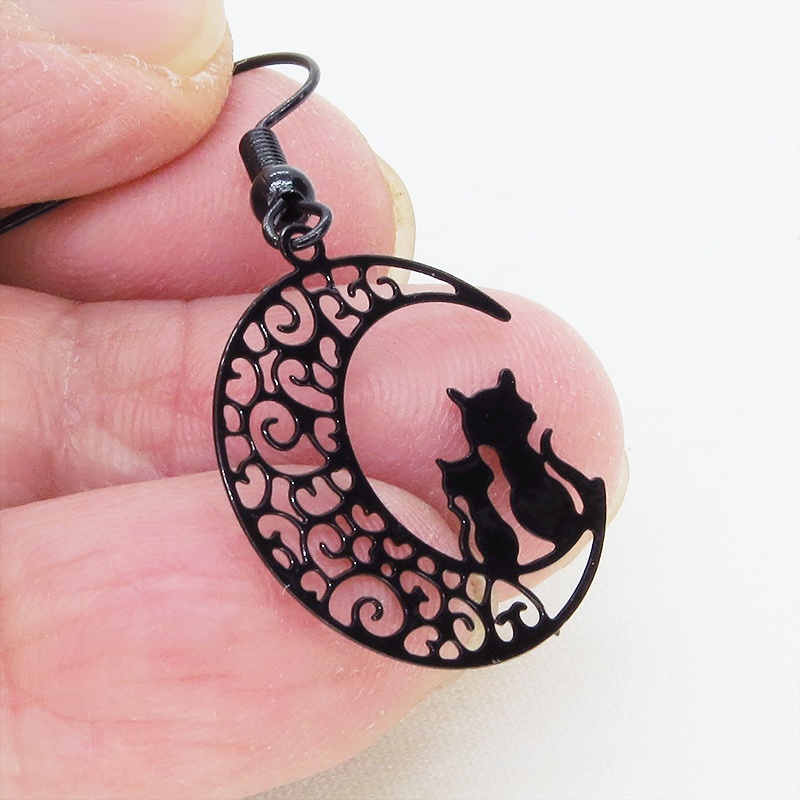 アラベスク調の透かし模様の三日月と親子猫のシルエットモチーフのゴシック風ブラックピアス イヤリング