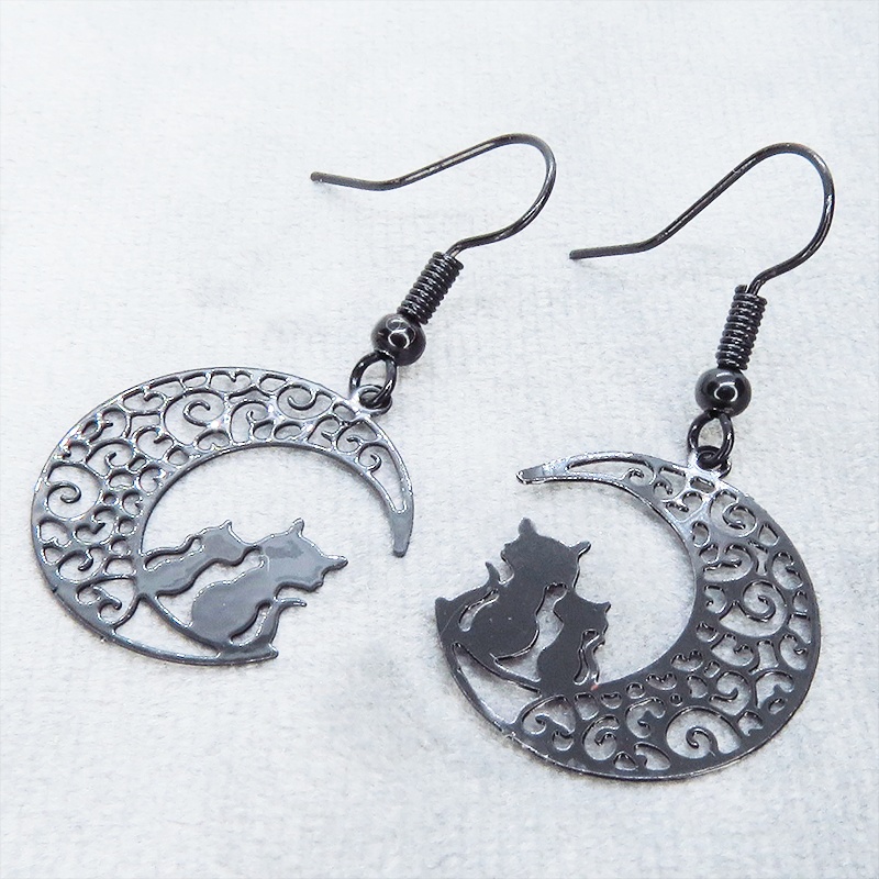 アラベスク調の透かし模様の三日月と親子猫のシルエットモチーフのゴシック風ブラックピアス イヤリング
