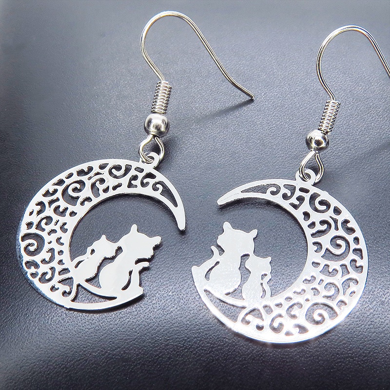シルバーカラー アラベスク調の透かし模様の三日月と親子猫のシルエットモチーフのピアス サージカル可