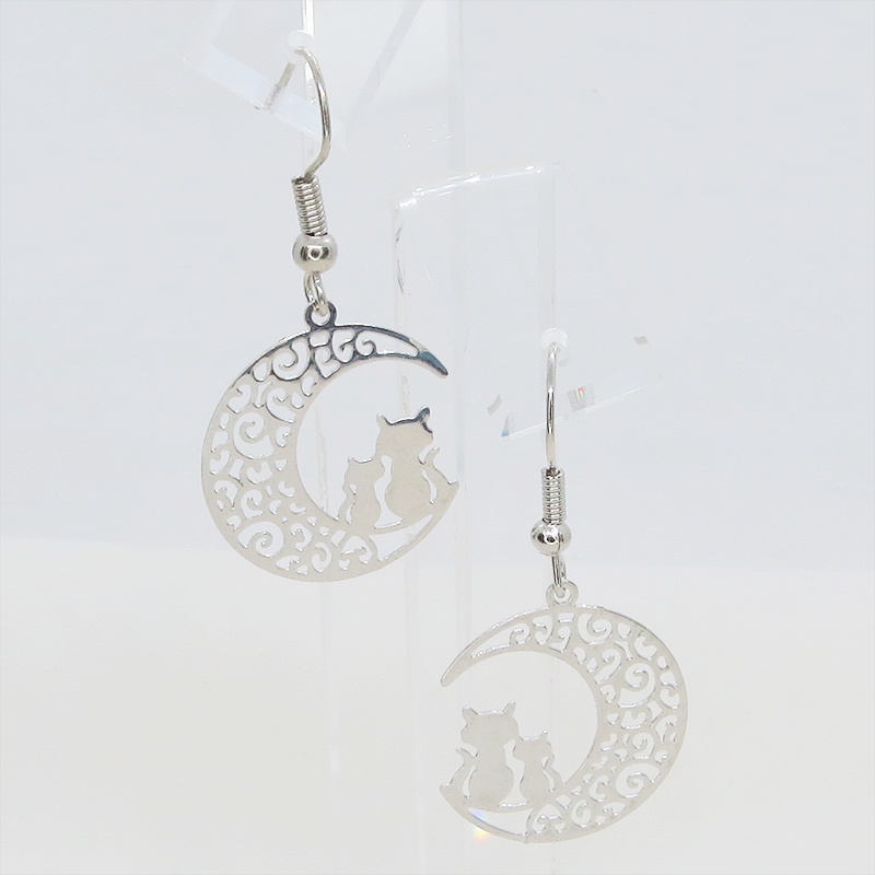 シルバーカラー アラベスク調の透かし模様の三日月と親子猫のシルエットモチーフのピアス サージカル可