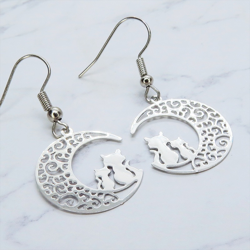 シルバーカラー アラベスク調の透かし模様の三日月と親子猫のシルエットモチーフのピアス サージカル可