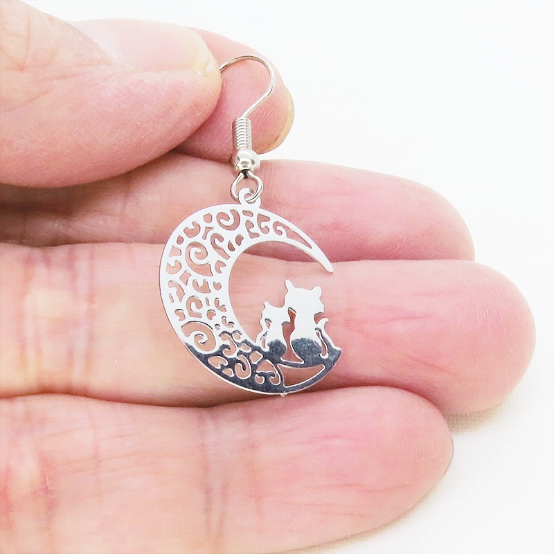 シルバーカラー アラベスク調の透かし模様の三日月と親子猫のシルエットモチーフのピアス サージカル可