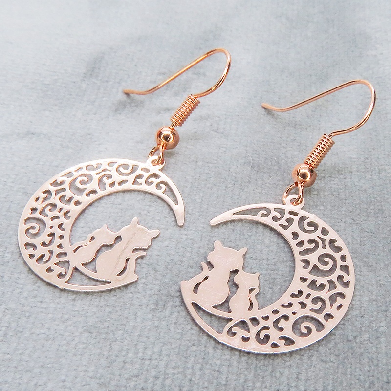 ピンクゴールド アラベスク調の透かし模様の三日月と親子猫のシルエットモチーフのピアス サージカル可