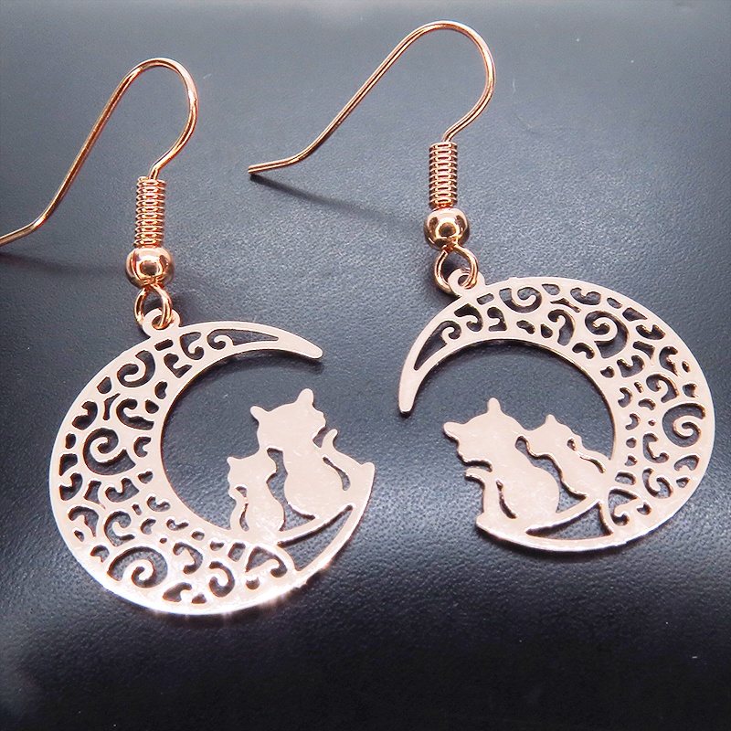 ピンクゴールド アラベスク調の透かし模様の三日月と親子猫のシルエットモチーフのピアス サージカル可