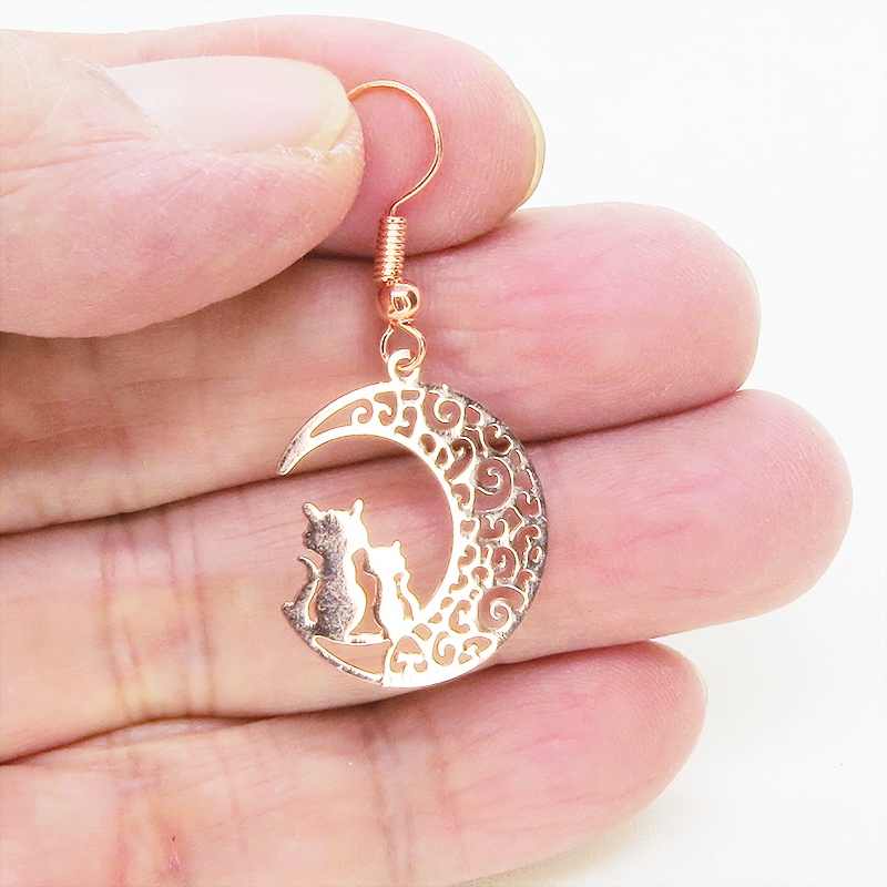ピンクゴールド アラベスク調の透かし模様の三日月と親子猫のシルエットモチーフのピアス サージカル可