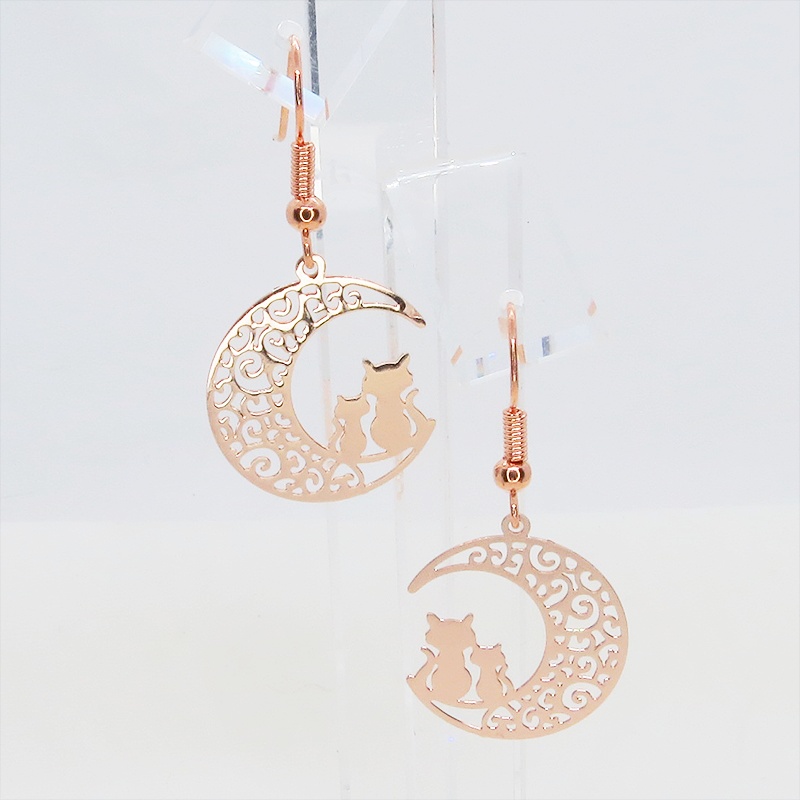 ピンクゴールド アラベスク調の透かし模様の三日月と親子猫のシルエットモチーフのピアス サージカル可