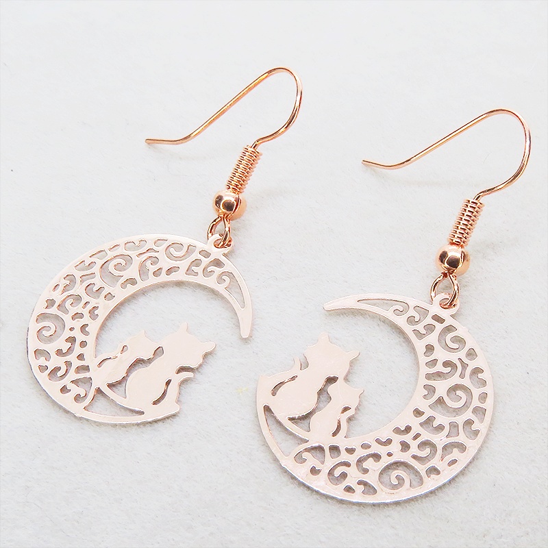 ピンクゴールド アラベスク調の透かし模様の三日月と親子猫のシルエットモチーフのピアス サージカル可