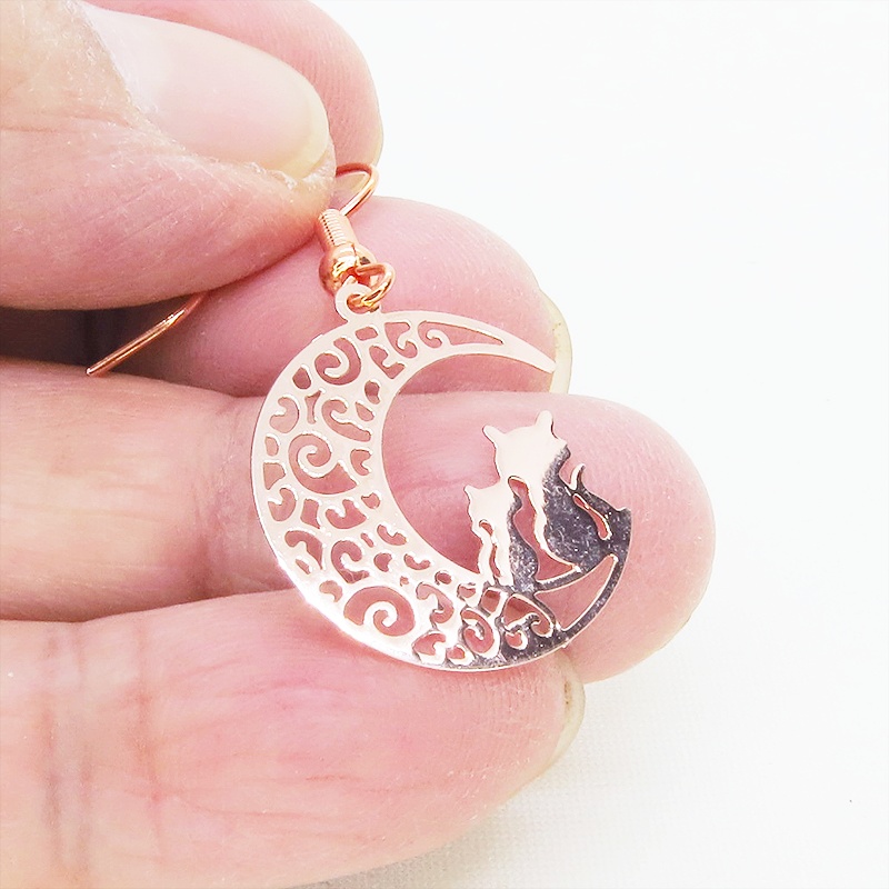 ピンクゴールド アラベスク調の透かし模様の三日月と親子猫のシルエットモチーフのピアス サージカル可