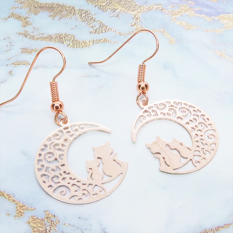 ピンクゴールド アラベスク調の透かし模様の三日月と親子猫のシルエットモチーフのピアス サージカル可