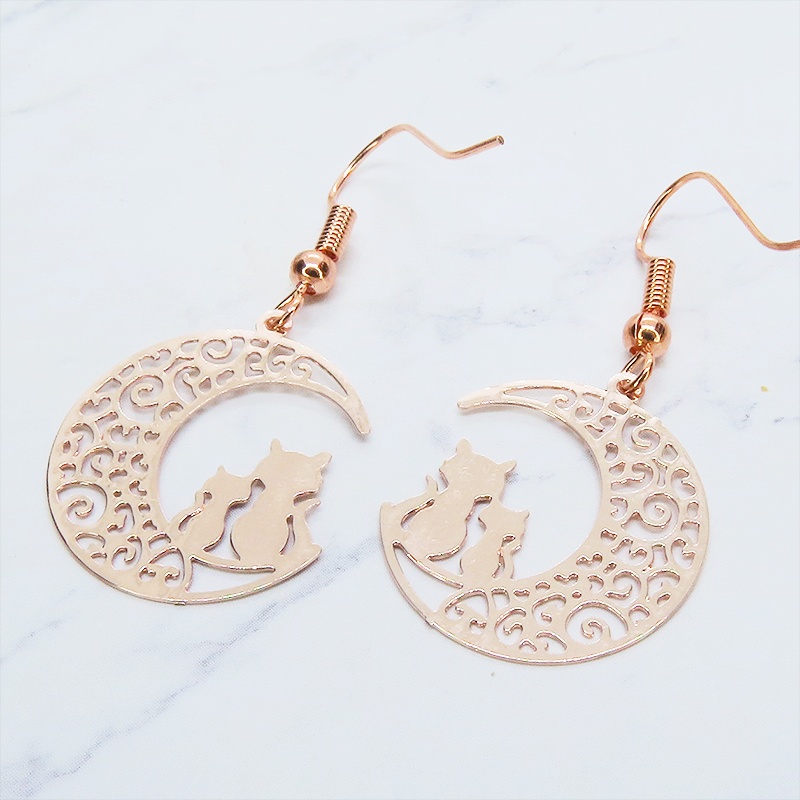 ピンクゴールド アラベスク調の透かし模様の三日月と親子猫のシルエットモチーフのピアス サージカル可