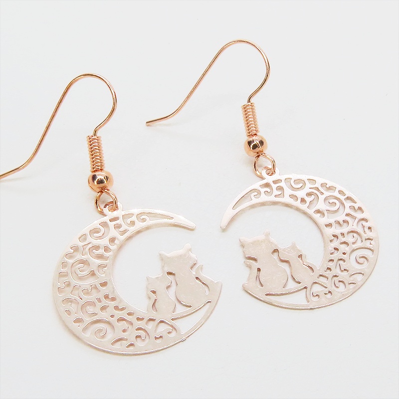 ピンクゴールド アラベスク調の透かし模様の三日月と親子猫のシルエットモチーフのピアス サージカル可