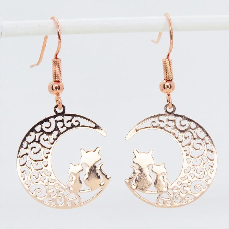 ピンクゴールド アラベスク調の透かし模様の三日月と親子猫のシルエットモチーフのピアス サージカル可