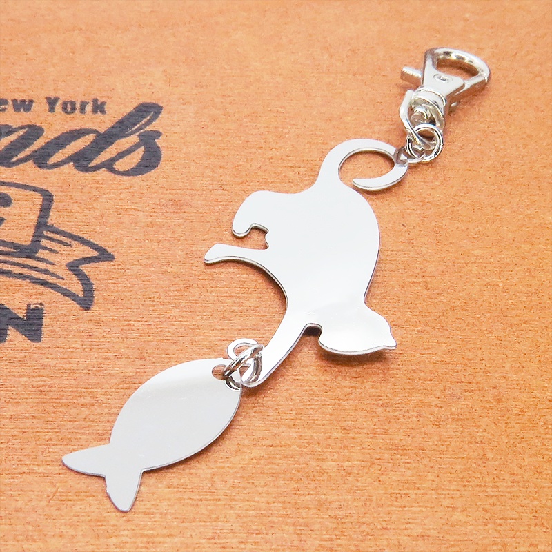 ステンレス製 シルバーカラー 魚を狩る猫のシルエットモチーフのキーホルダー ステンレス板 金具変更可