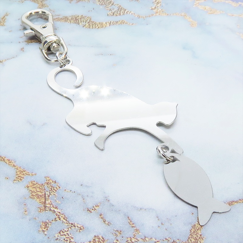 ステンレス製 シルバーカラー 魚を狩る猫のシルエットモチーフのキーホルダー ステンレス板 金具変更可
