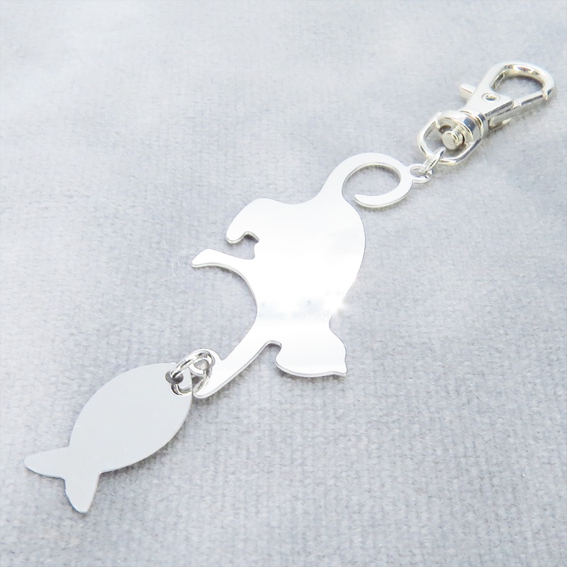 ステンレス製 シルバーカラー 魚を狩る猫のシルエットモチーフのキーホルダー ステンレス板 金具変更可