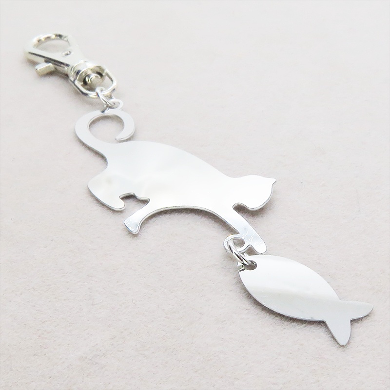 ステンレス製 シルバーカラー 魚を狩る猫のシルエットモチーフのキーホルダー ステンレス板 金具変更可