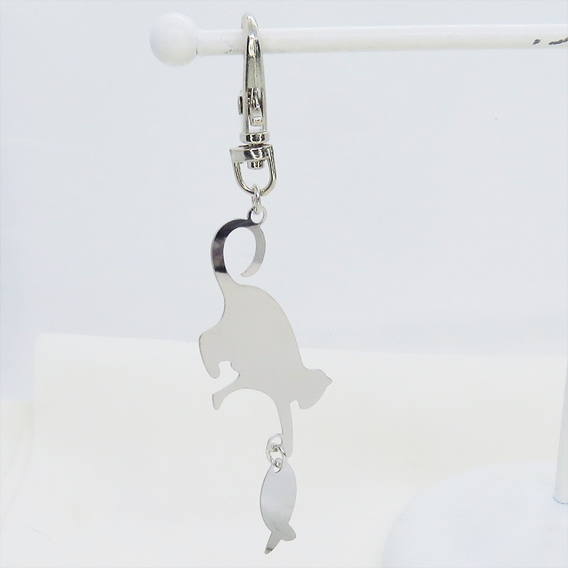 ステンレス製 シルバーカラー 魚を狩る猫のシルエットモチーフのキーホルダー ステンレス板 金具変更可