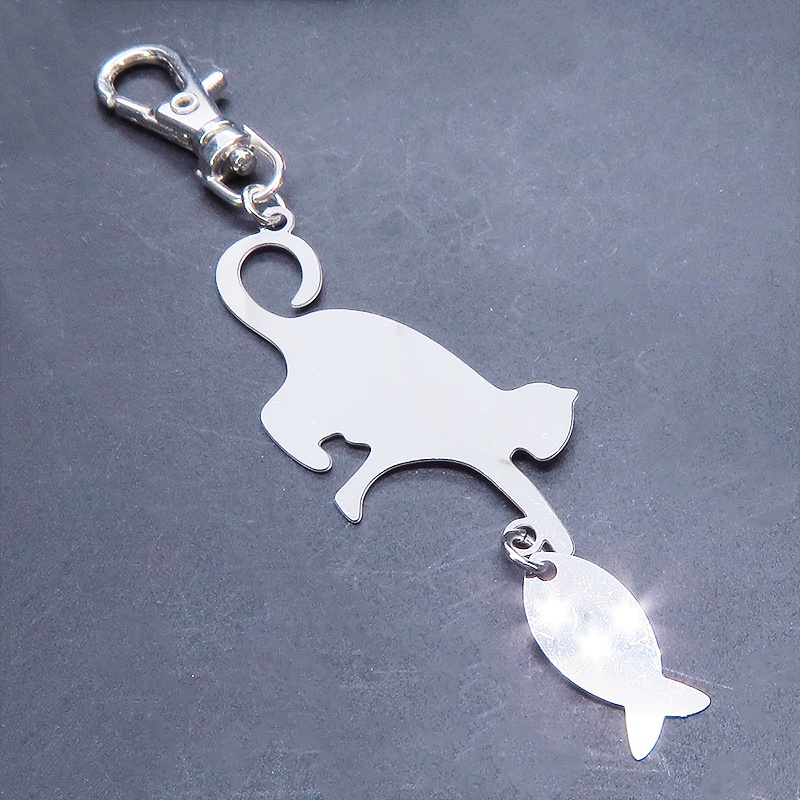 ステンレス製 シルバーカラー 魚を狩る猫のシルエットモチーフのキーホルダー ステンレス板 金具変更可