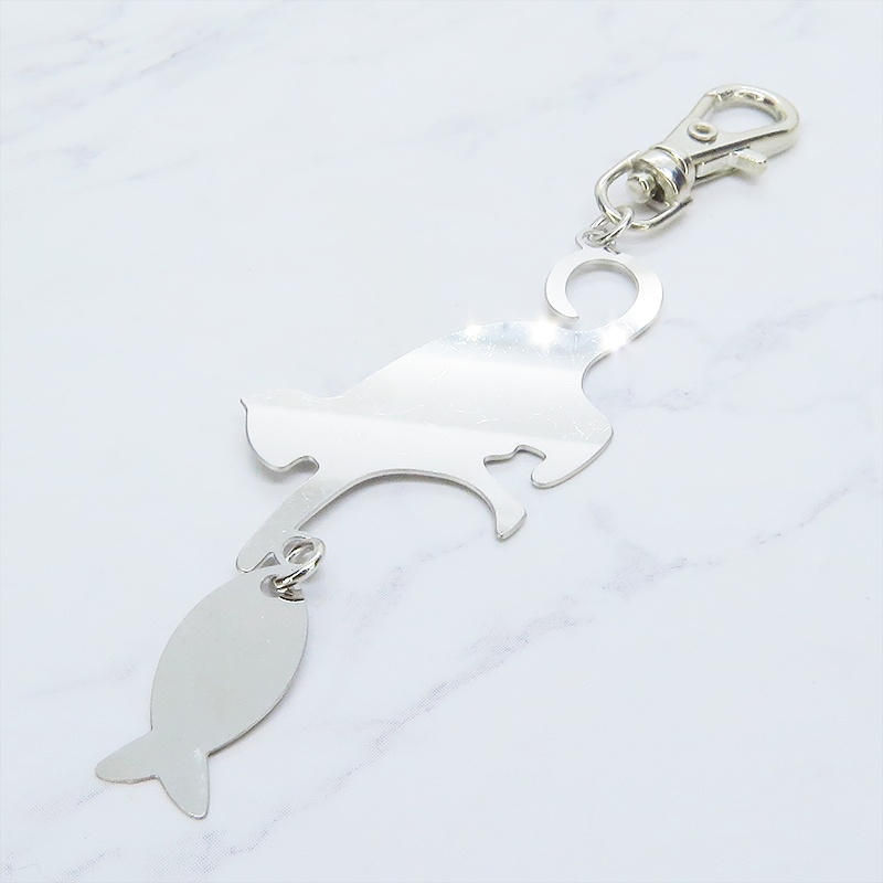 ステンレス製 シルバーカラー 魚を狩る猫のシルエットモチーフのキーホルダー ステンレス板 金具変更可