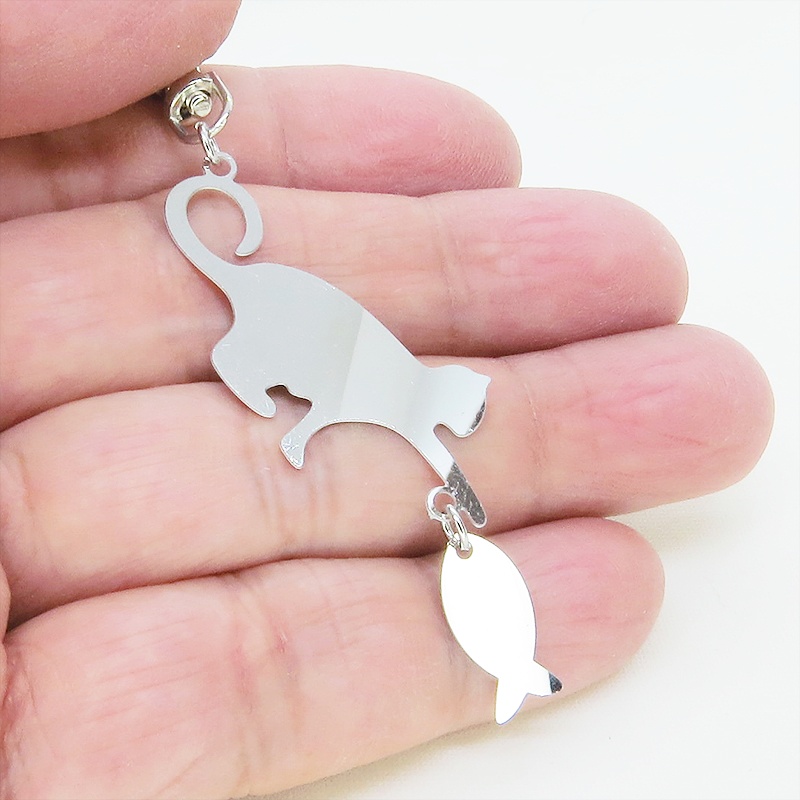 ステンレス製 シルバーカラー 魚を狩る猫のシルエットモチーフのキーホルダー ステンレス板 金具変更可