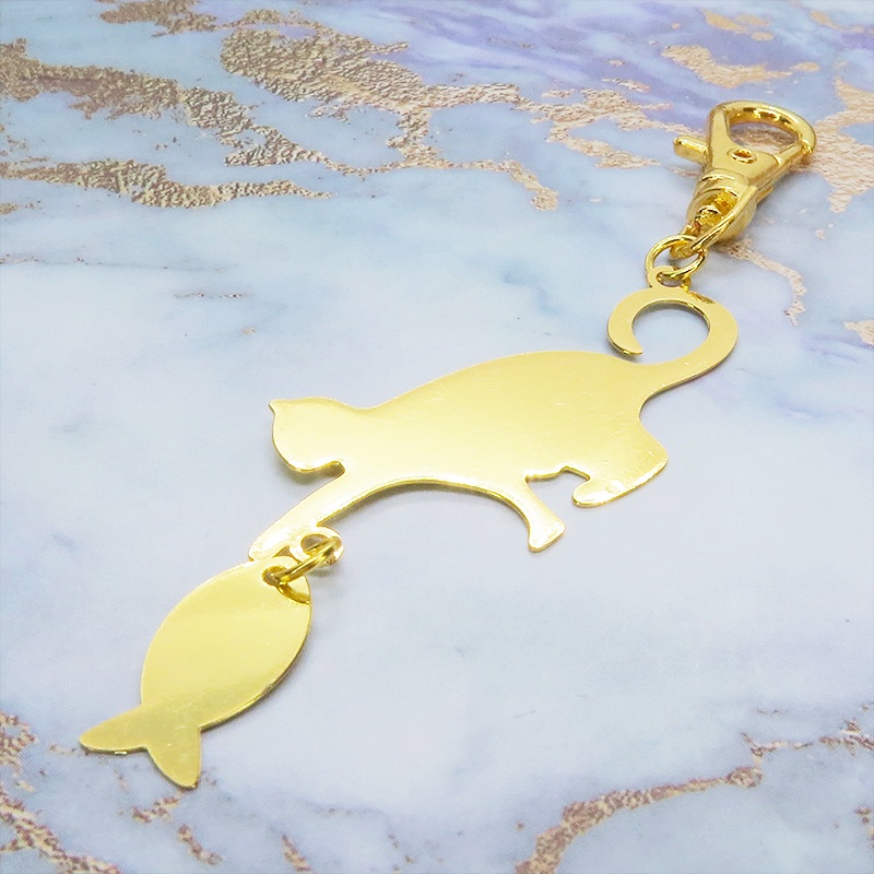 ステンレス製 ゴールドカラー 魚を狩る猫のシルエットモチーフのキーホルダー ステンレス板 金具変更可