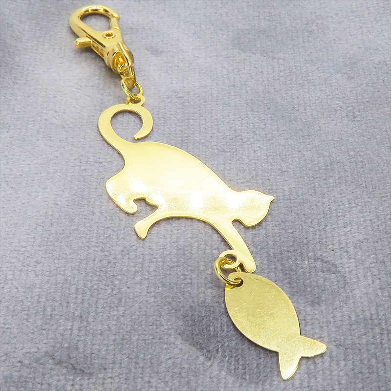 ステンレス製 ゴールドカラー 魚を狩る猫のシルエットモチーフのキーホルダー ステンレス板 金具変更可