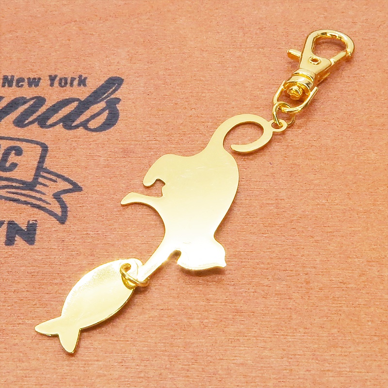 ステンレス製 ゴールドカラー 魚を狩る猫のシルエットモチーフのキーホルダー ステンレス板 金具変更可