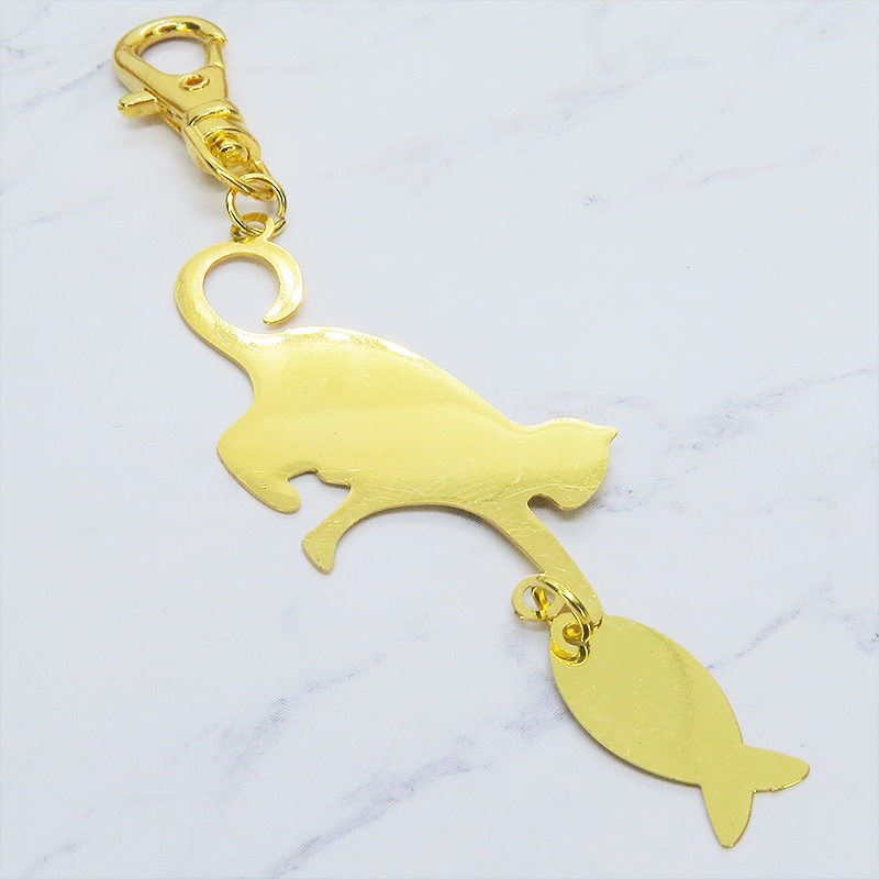 ステンレス製 ゴールドカラー 魚を狩る猫のシルエットモチーフのキーホルダー ステンレス板 金具変更可