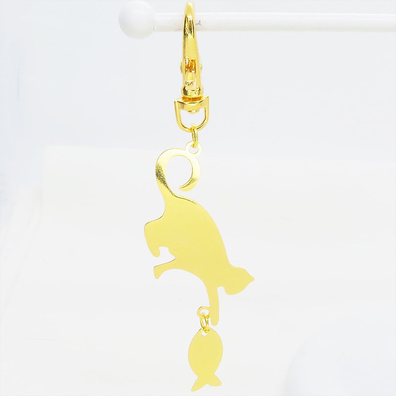 ステンレス製 ゴールドカラー 魚を狩る猫のシルエットモチーフのキーホルダー ステンレス板 金具変更可