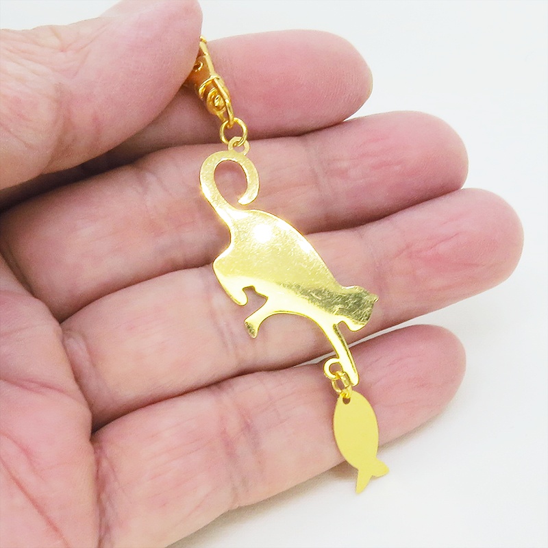ステンレス製 ゴールドカラー 魚を狩る猫のシルエットモチーフのキーホルダー ステンレス板 金具変更可