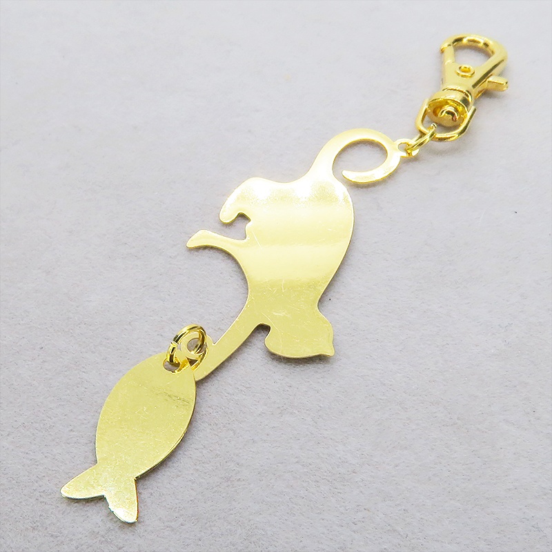 ステンレス製 ゴールドカラー 魚を狩る猫のシルエットモチーフのキーホルダー ステンレス板 金具変更可
