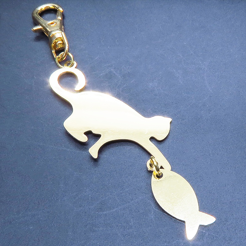 ステンレス製 ゴールドカラー 魚を狩る猫のシルエットモチーフのキーホルダー ステンレス板 金具変更可