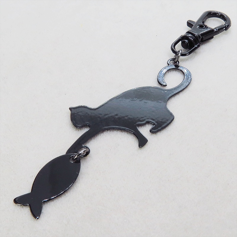 ステンレス製 ブラックカラー 魚を狩る猫のシルエットモチーフのキーホルダー ステンレス板 金具変更可
