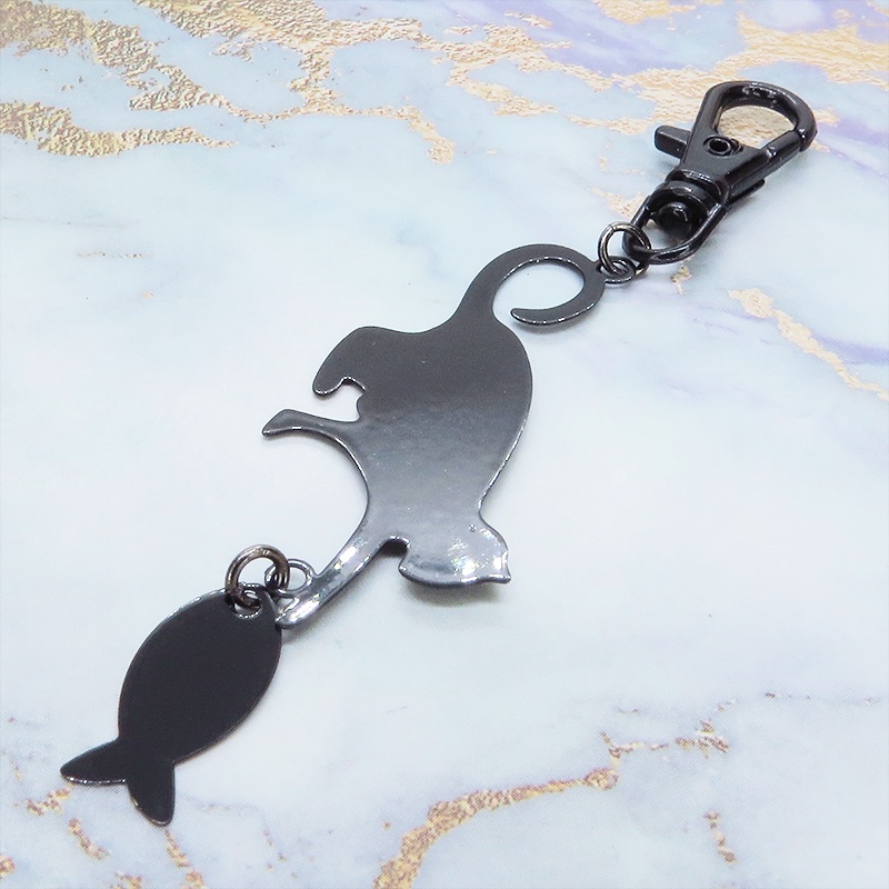 ステンレス製 ブラックカラー 魚を狩る猫のシルエットモチーフのキーホルダー ステンレス板 金具変更可