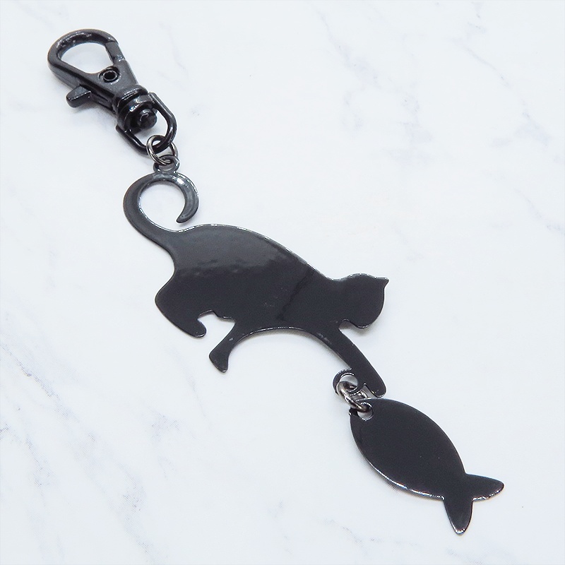 ステンレス製 ブラックカラー 魚を狩る猫のシルエットモチーフのキーホルダー ステンレス板 金具変更可